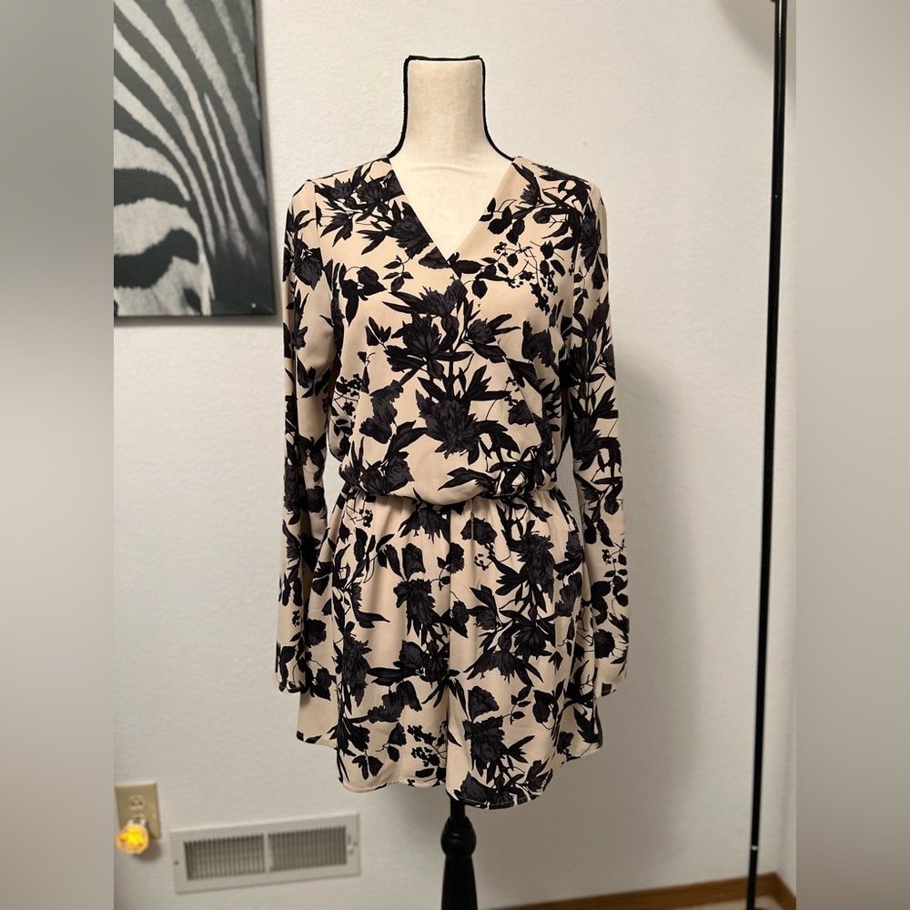 Daytrip Shorts Romper; size Large; only worn twice!
